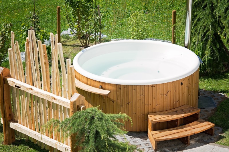 hot tub with steps outdoors